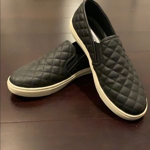 STEVE MADDEN SLIP ONS! WORN MAX 3X! ❤️🧡💛